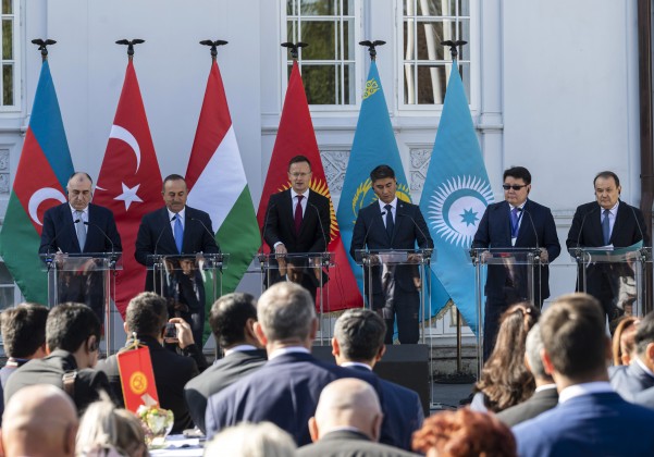 Elmar Mammadyarov azerbajdzsáni külügyminiszter, Mevlüt Cavusoglu török külügyminiszter, Szijjártó Péter külgazdasági és külügyminiszter, Csingiz Ajdarbekov kirgiz külügyminiszter, Rusztemov Nurbah, Kazahsztán magyarországi nagykövete és Bagdad Amrejev, a Türk Tanács főtitkára (b-j) a Türk Tanács európai képviseletének megnyitóján az Ybl Villában 2019. szeptember 19-én. MTI/Szigetváry Zsolt