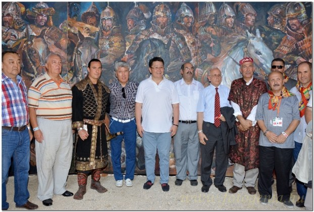 Bíró András Zsolt alapítványi elnök és Mukhamediuly Arystanbek kazak  kulturális miniszter a kazak és a török küldöttség vezetőivel az "Atilla Sátrában" a Kurultaj kiállító óriásjurtájában