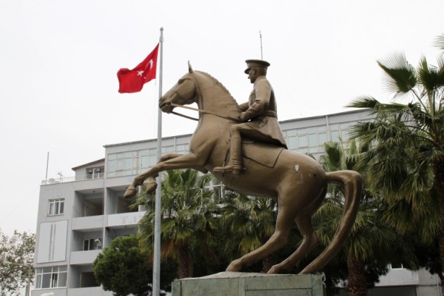 Atatürk lovasszobra