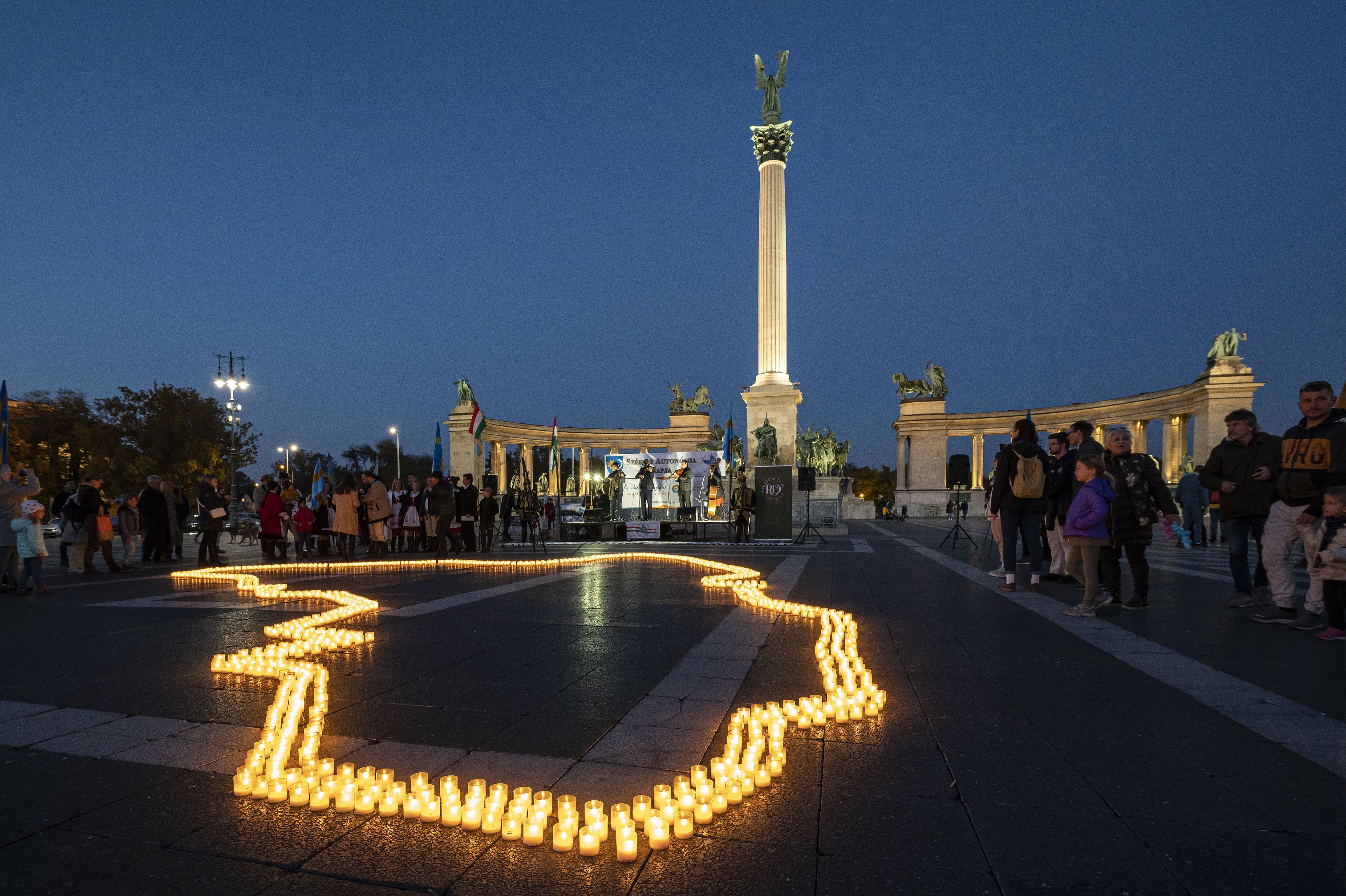 Budapesti gyertyagyújtás a Hősök terén -MTI/Szigetváry Zsolt