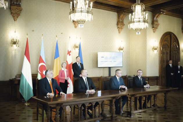 Orbán Viktor aláírja az energetikai megállapodást Azerbajdzsán, Román és Gorigiai kollegájával