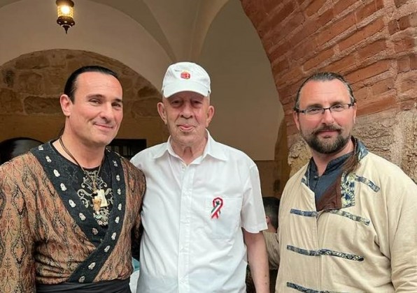 Középen Erdoğan Erken és a Magyar-Turán Alapítványból és Bíró András Zsolt (elnök) és Fehét József