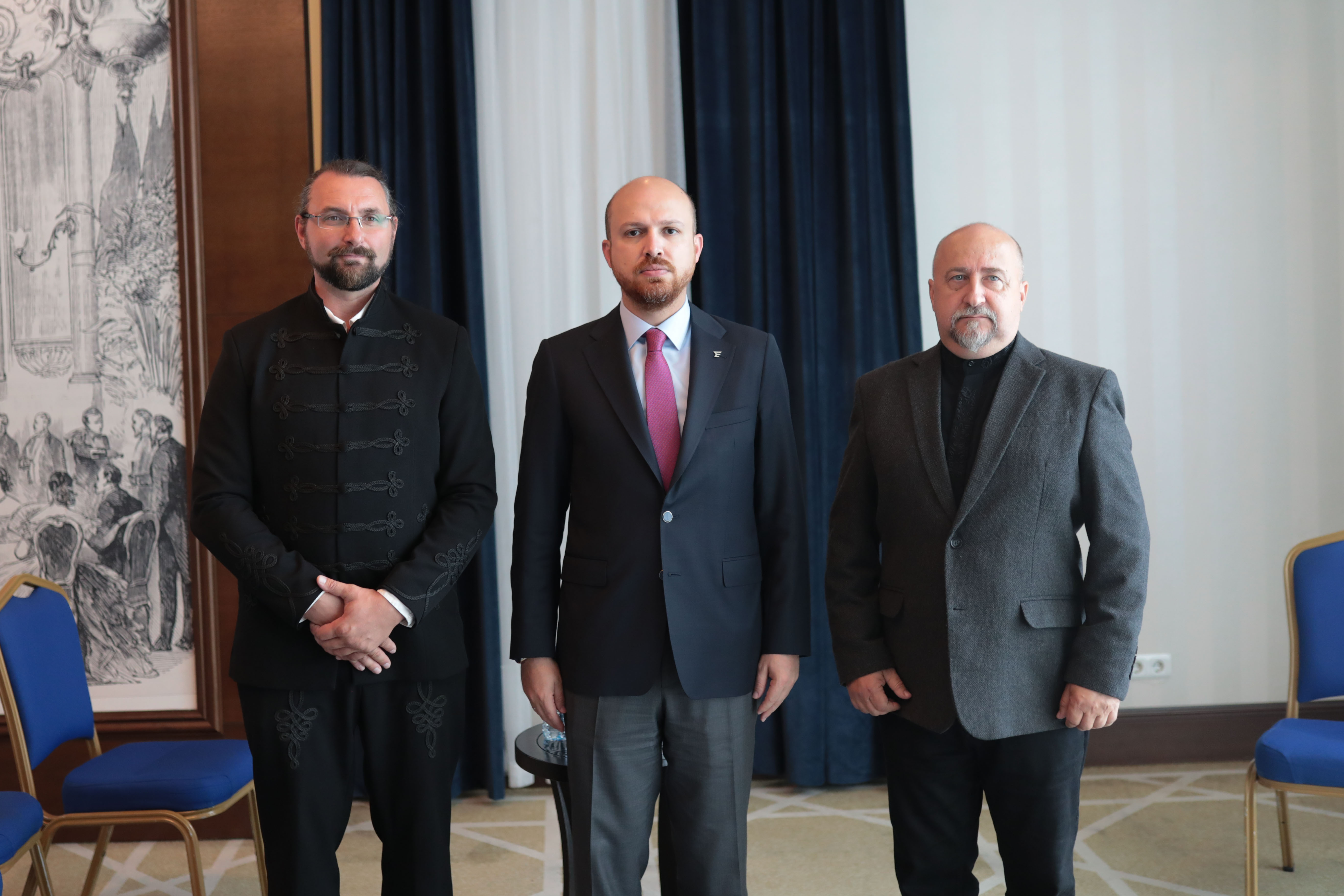 Középen Bilal Erdoğan az Ethnosport Világszövetség elnöke, a két szélen a Magyar Turán Alapítvány küldöttei Fehér József és Varga Zoltán - Isztambulban