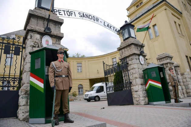 Katonai díszőrség az (eddig) Petőfi Laktanya 100 éves jubileumi rendezvényén, 2014-ben / MTI Fotó: Beliczay László