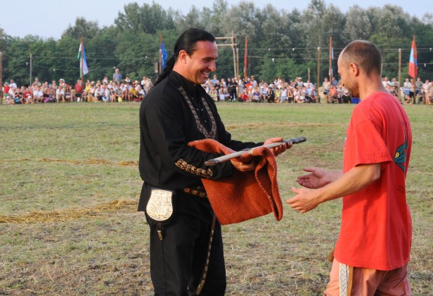 Bíró András Zsolt átadja az első helyezett díját: a magyar szablyát