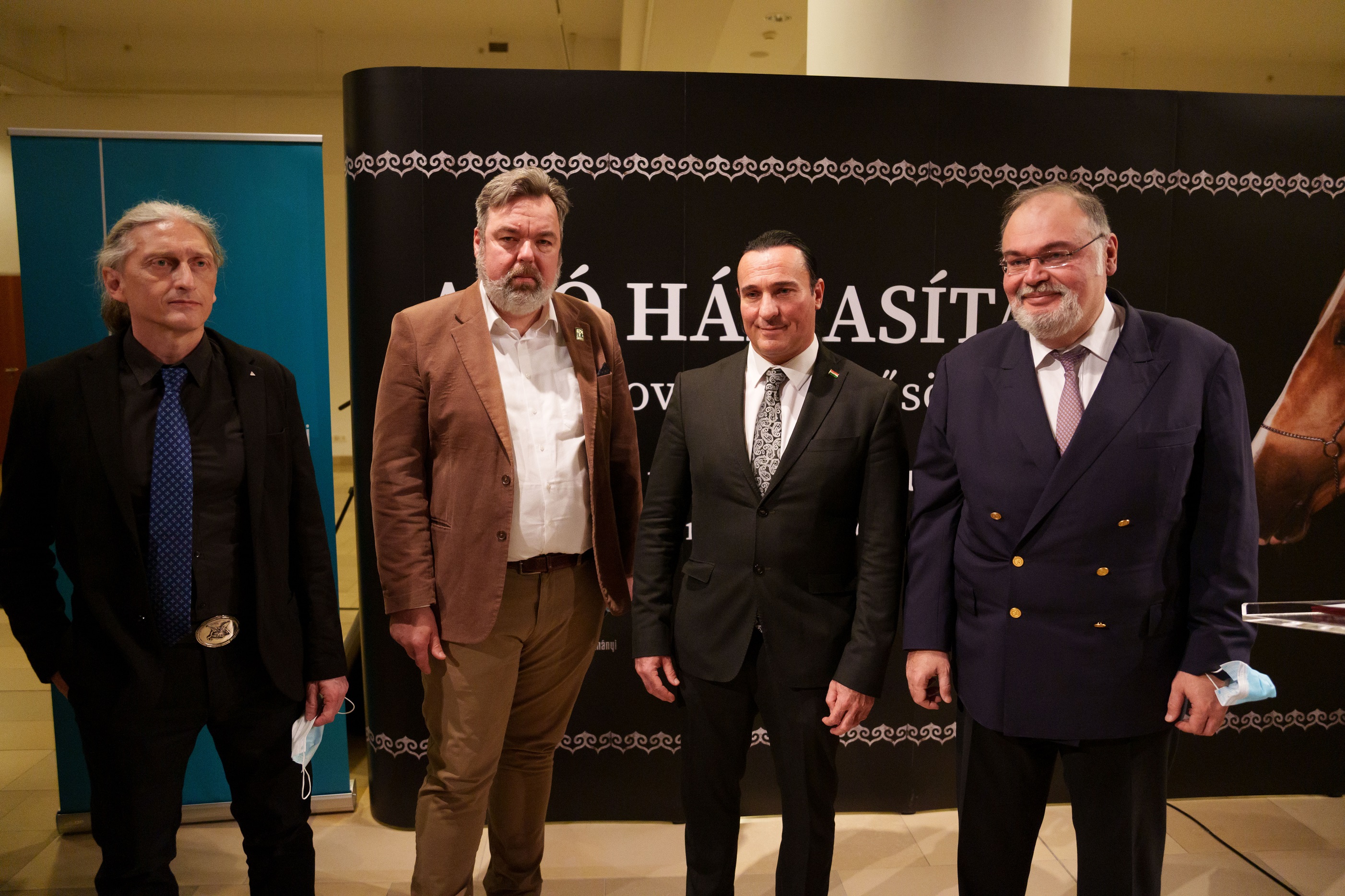 Bernert Zsolt a Magyar Természettudományi Múzeum főigazgatója, L. Simon László a Nemzeti Múzeum főigazgatója, Bíró András Zsolt a Magyar Turán Alapítvány elnöke, Tahir Taghizadeh Azerbajdzsán magyarországi nagykövete