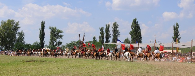 kurultaj_lovasok_hattal