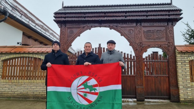 Hertelendyfalva (Pancsova) a helyi székely-magyar tájház előtt